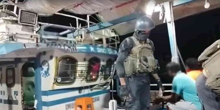 போதைப்பொருளுடன் பிடிபட்ட படகு தங்காலை மீன்பிடித் துறைமுகத்திற்கு