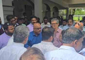 யாழில் நினைவுக்கல்லைத் திறக்காமல் வௌியேறிய அமைச்சர்!