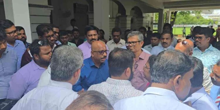 யாழில் நினைவுக்கல்லைத் திறக்காமல் வௌியேறிய அமைச்சர்!