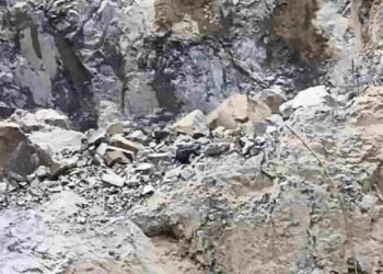 கல்குவாரியில் பாறைகள் சரிந்து விபத்து – 15 பேர் சிக்கி தவிப்பு!