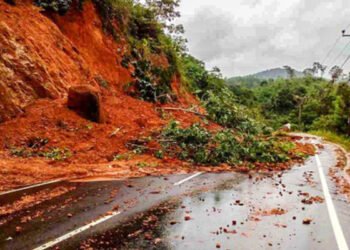 நுவரெலியா மற்றும் கண்டியில் மண்சரிவு 4 பேர் பலி 4 பேர் மாயம்!