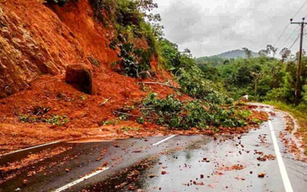 நுவரெலியா மற்றும் கண்டியில் மண்சரிவு 4 பேர் பலி 4 பேர் மாயம்!