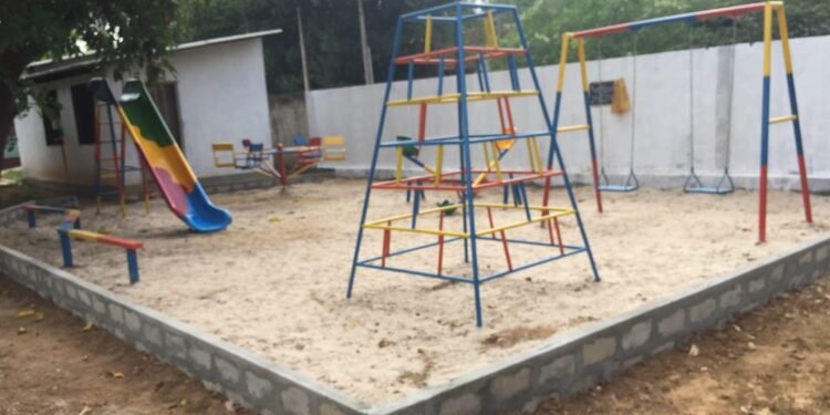 பாடசாலை விளையாட்டு மைதான மதில் சுவர் இடிந்து விபத்து