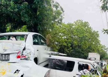 மூன்று வாகனங்கள் ஒன்றோடு ஒன்று மோதி விபத்து