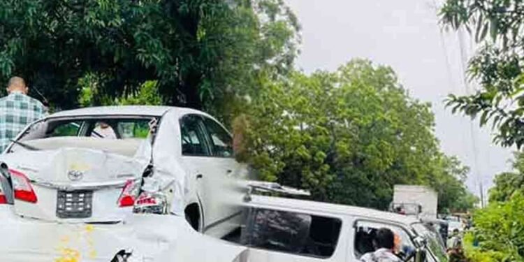 மூன்று வாகனங்கள் ஒன்றோடு ஒன்று மோதி விபத்து