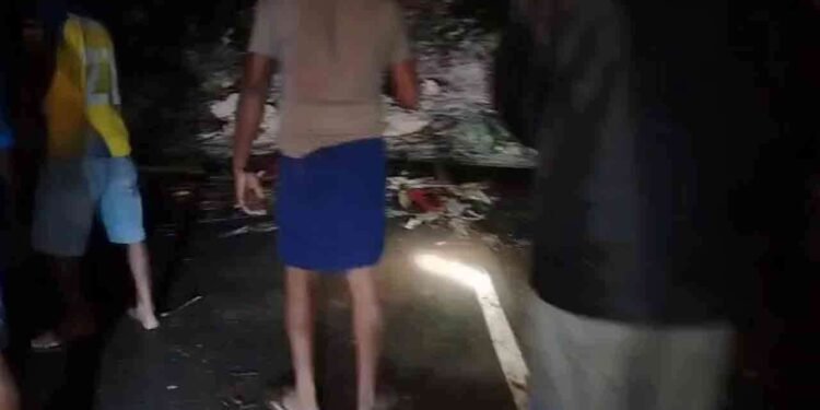 தலகொல்ல மரம் முறிவு – மாற்று வீதிகளை பயன்படுத்தவும்