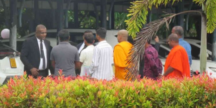 சரணடைந்த அம்பிட்டிய தேரர் பிணையில் விடுவிக்கப்பட்டார்