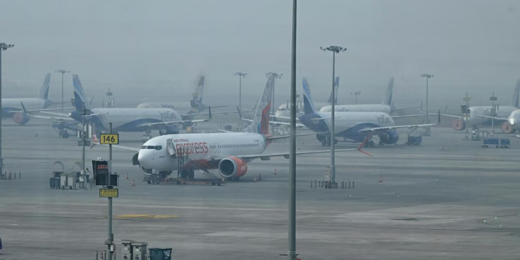 டெல்லியில் கடும் பனிமூட்டம் காரணமாக விமானம் மற்றும் ரயில் சேவைகள் பாதிப்பு