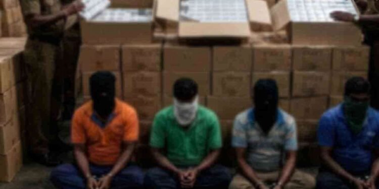 சட்டவிரோத சிகரெட்டுகளுடன் துறைமுக ஊழியர்கள் உட்பட 5 பேர் கைது