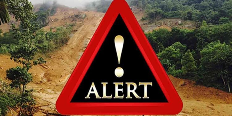 கண்டி, நுவரெலியாவில் தொடரும் மண்சரிவு சிவப்பு எச்சரிக்கை