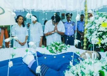 உயிரிழந்த விமானியின் பூதவுடலுக்கு எதிர்க்கட்சித் தலைவர் இறுதி அஞ்சலி!