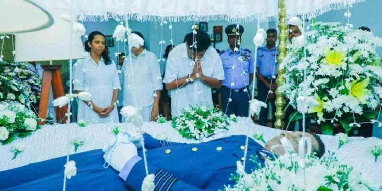 உயிரிழந்த விமானியின் பூதவுடலுக்கு எதிர்க்கட்சித் தலைவர் இறுதி அஞ்சலி!