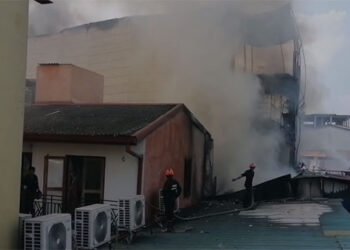 வர்த்தக நிலையங்களில் தீப்பரவல் – கொழும்பு , கண்டி வீதியின் கிரிபத்கொடை ஊடான போக்குவரத்து தடை