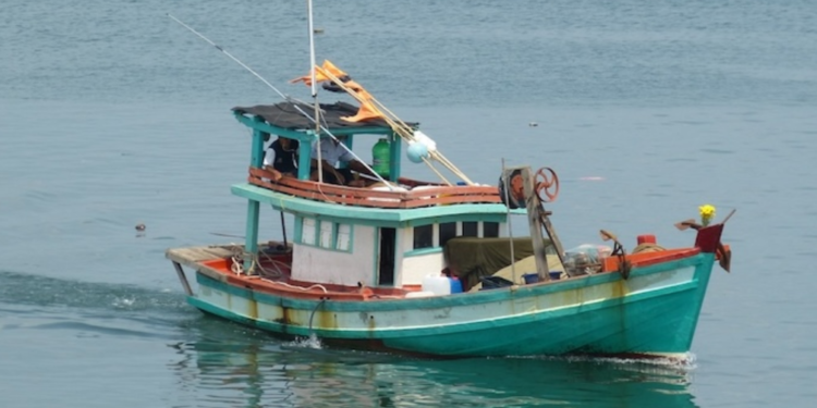 சட்டவிரோத மீன்பிடியில் ஈடுபட்ட குற்றச்சாட்டில் 12 தமிழக மீனவர்கள் கைது