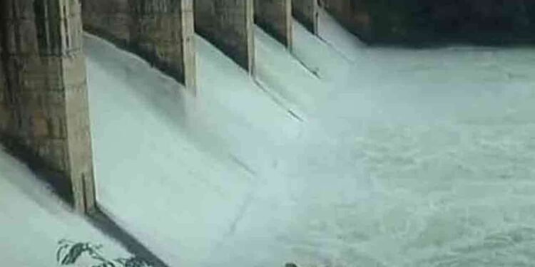 36 நீர்த்தேக்கங்கள் வான் பாய்கின்றன