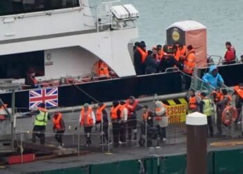 சனிக்கிழமை மாத்திரம் 800க்கும் மேற்பட்ட புலம்பெயர்ந்தோர் ஆங்கிலக் கால்வாயைக் கடந்து சாதனை!