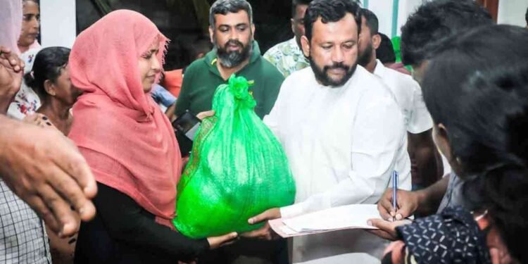 மன்னாரில் வெள்ள நிவாரணம் வழங்கிய றிஷாட்!