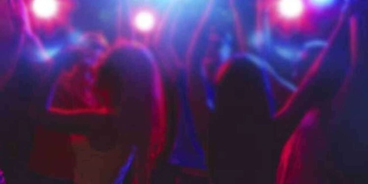 பேஸ்புக் விருந்தில் சட்டவிரோத கூடுகை தெல்தெனியவில் 26 பேர் கைது!