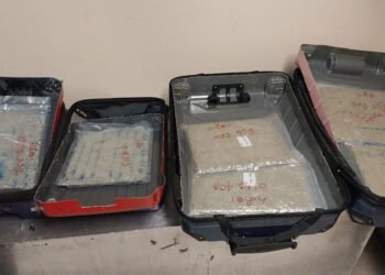 விமான நிலையத்தில், 200 மில்லியனுக்கும் அதிக பெறுமதியான போதைப்பொருளுடன் நால்வர் கைது