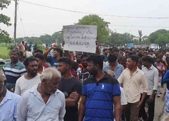 இந்திய இழுவைப் படகுகளைத் தடுக்கக் கோரி யாழில் மீனவர்கள் பாரிய போராட்டம்