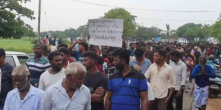 இந்திய இழுவைப் படகுகளைத் தடுக்கக் கோரி யாழில் மீனவர்கள் பாரிய போராட்டம்