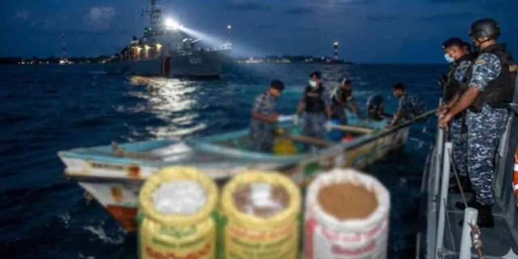 கற்பிட்டி கடற்பரப்பில் போதைப்பொருட்களுடன் படகு ஒன்று பறிமுதல்