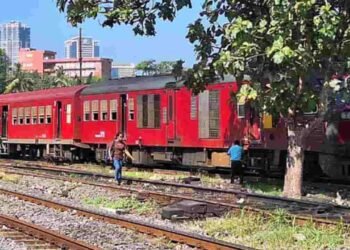 ரயில் ஒன்று தடம்புரள்வு – பயணிகள் அச்சத்தில் விசாரணை ஆரம்பம்!