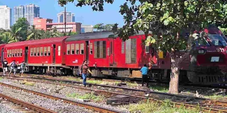 ரயில் ஒன்று தடம்புரள்வு – பயணிகள் அச்சத்தில் விசாரணை ஆரம்பம்!
