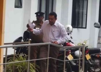 கயந்த கருணாதிலக்க இலஞ்சம், ஊழல் ஆணைக்குழுவில் முன்னிலை