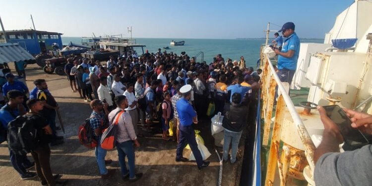 நெடுந்தீவுக்கு உயிரிழந்தவரின் சடலத்துடன் பயணிக்க கூறியதால் பயணிகள் குழப்பம்