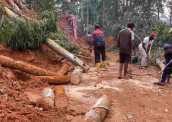 நுவரெலியா – பூண்டுலோயா வீதியில் மண்மேடு அகற்றும் பணி தொடர்கிறது