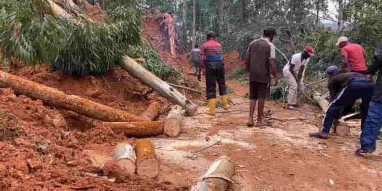 நுவரெலியா – பூண்டுலோயா வீதியில் மண்மேடு அகற்றும் பணி தொடர்கிறது