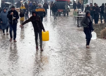 சீரற்ற வானிலையால் காசாவில் ஆயிரக்கணக்கான மக்கள் சிரமம்