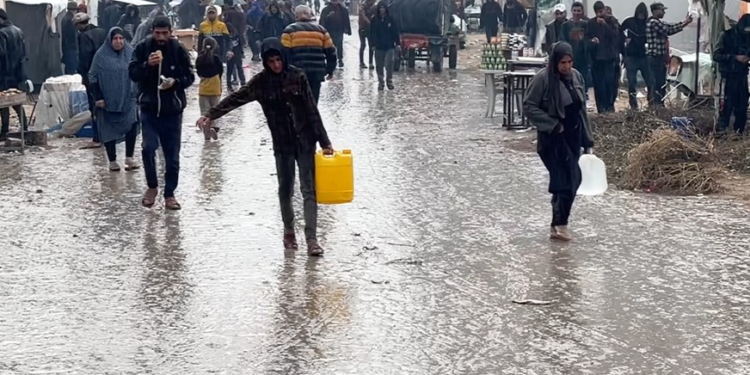 சீரற்ற வானிலையால் காசாவில் ஆயிரக்கணக்கான மக்கள் சிரமம்