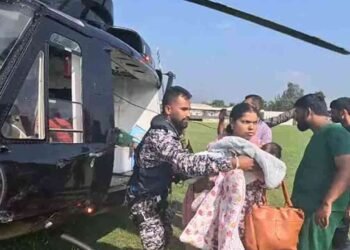 சிலாபம் வைத்தியசாலையிலிருந்து குழந்தைகளும் தாய்மார்களும் ஹெலிகொப்டரில் மீட்பு