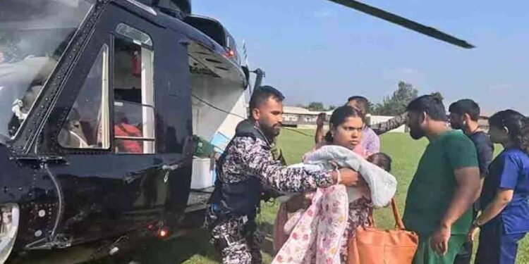 சிலாபம் வைத்தியசாலையிலிருந்து குழந்தைகளும் தாய்மார்களும் ஹெலிகொப்டரில் மீட்பு
