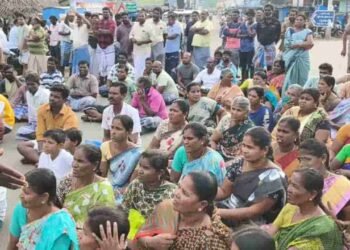 பாம்பனில் மீனவர்களின் உறவினர்கள் சாலை மறியலில்