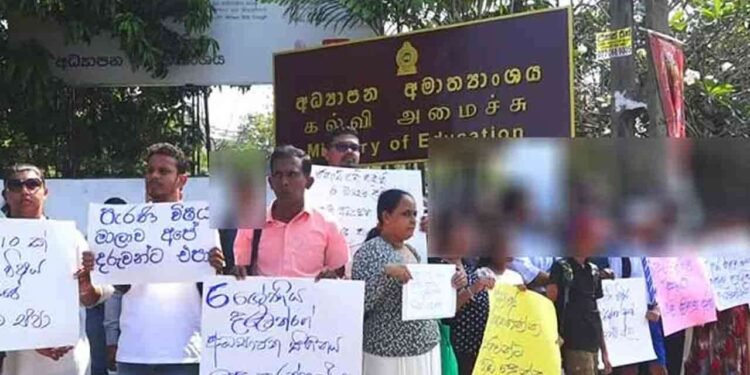 புதிய கல்வி சீர்திருத்தத்தை அமுல்படுத்துமாறு கோரி போராட்டம்