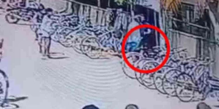 ஆசிரியர் மீது கூரிய ஆயுதத்தால் தாக்குதல்