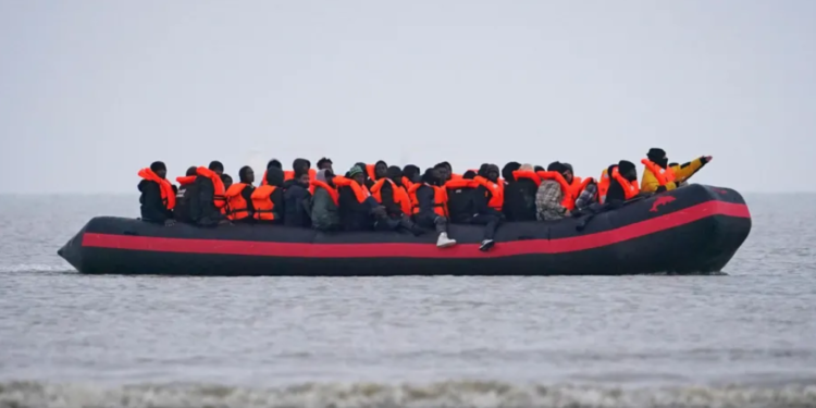 சட்டவிரோதமாக இங்கிலாந்துக்கு வருகை தருவோரின் கையடக்கத் தொலைபேசிகள் பறிமுதல்