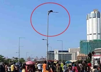 காலி முகத்திடலில் மின்கம்பத்தில் ஏறி ஒருவர் போராட்டம்