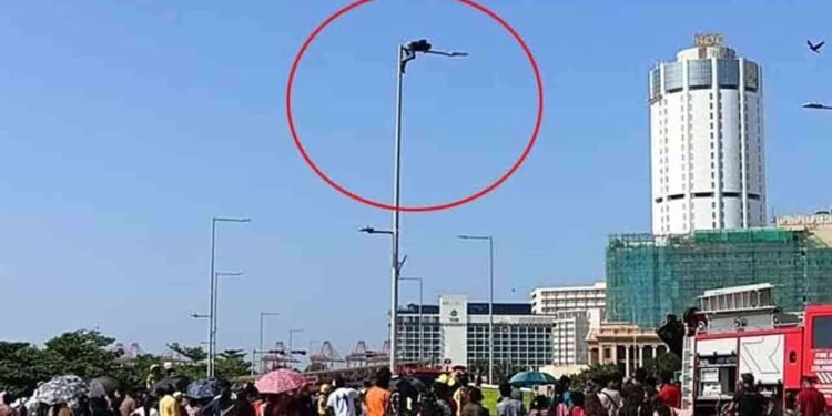 காலி முகத்திடலில் மின்கம்பத்தில் ஏறி ஒருவர் போராட்டம்