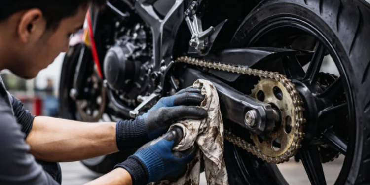 புதிய மோட்டார் சைக்கிள் சங்கிலி சுத்தம் செய்யும்போது அதிகரிக்கும் விபத்துகள் – சுகாதாரத்துறை எச்சரிக்கை