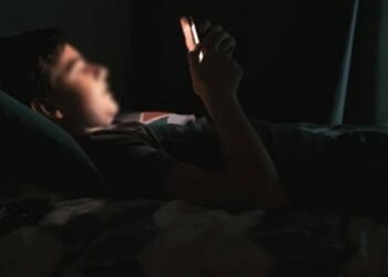 கைப்பேசிக்கு அடிமையாகும் சிறுவர்கள்: வைத்தியர்கள் எச்சரிக்கை!