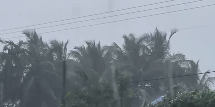 கிளிநொச்சி மாவட்டத்தின் மிகப்பெரிய குளமாகிய இரணைமடுக்குளம் அதன் முழுக் கொள்ளவை அடைந்தது