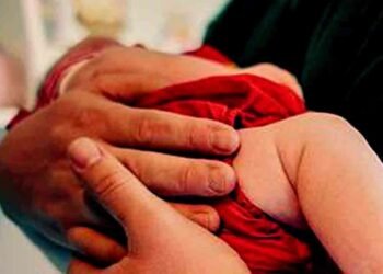 தந்தையின் கைகளிலிருந்து தவறி விழுந்த குழந்தை உயிரிழப்பு