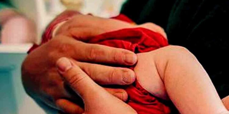 தந்தையின் கைகளிலிருந்து தவறி விழுந்த குழந்தை உயிரிழப்பு