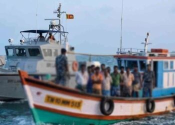 எல்லை தாண்டி மீன்பிடித்த 10 இந்திய மீனவர்கள் கைது!