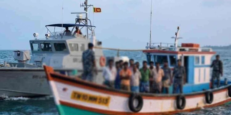 எல்லை தாண்டி மீன்பிடித்த 10 இந்திய மீனவர்கள் கைது!