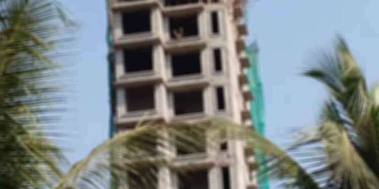 18 மாடி கட்டிடம் ஒன்றிலிருந்து சடலம் மீட்பு